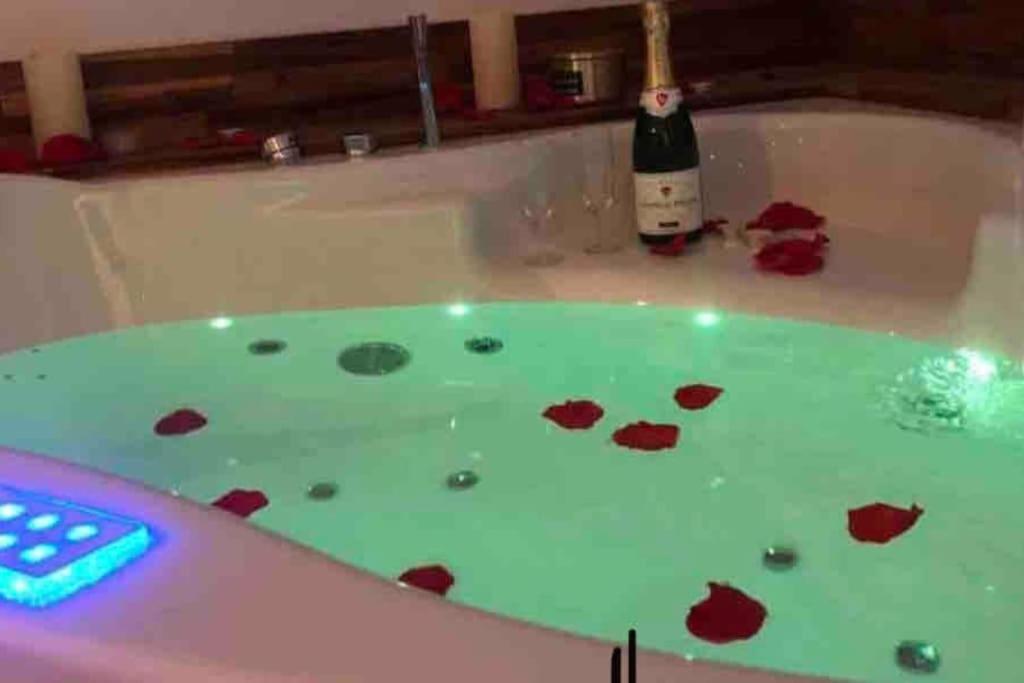 Sejour Detente Au Coeur De Macon Spa,Cine,Bouteille Offerte المظهر الخارجي الصورة